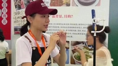 ​彭高唱：北大校花卖臭豆腐，读书无用论再度被提及，您怎么看？